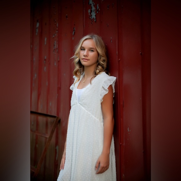 White size:S, Looks so cute on fits a little big - Picture 2 of 3